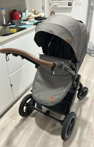 Carrito de bebé gris