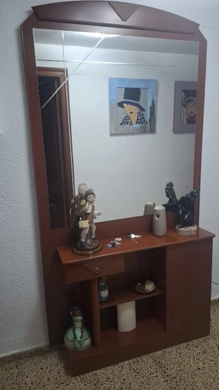Recibidor de madera con espejo