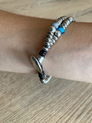 Pulsera elegante con mariposa y abalorios