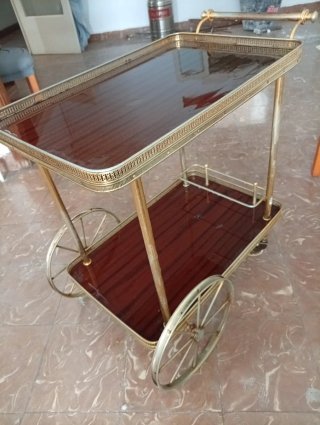 Camarera Vintage Dorada con Bandejas