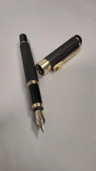 Pluma estilográfica negra y dorada