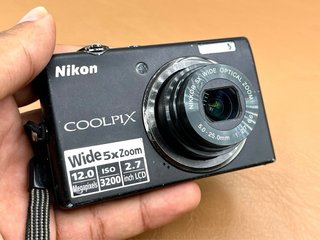 Cámara Nikon Coolpix S570 12MP + Accesorios