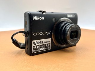 Cámara Nikon Coolpix S570 12MP + Accesorios