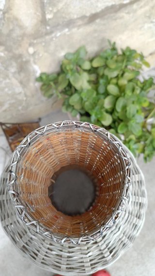 Jarrón de bambú tejido plateado