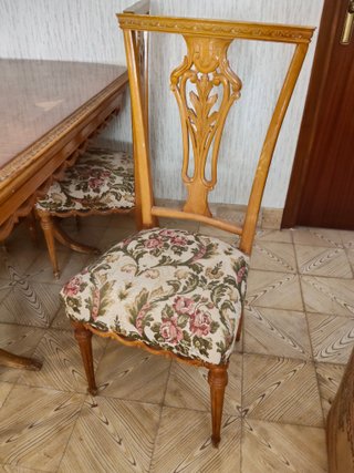 Mesa y 5 Sillas Antiguas