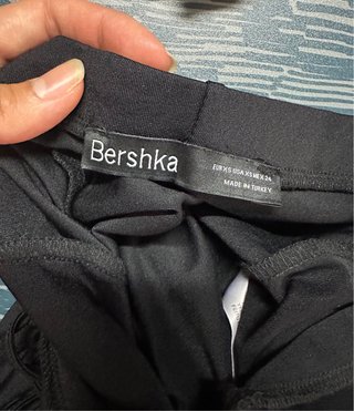 Mono negro espalda descubierta mujer