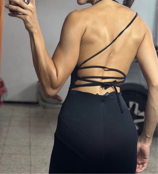 Mono negro espalda descubierta mujer