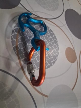 Descensor y Mosquetón Barranquismo