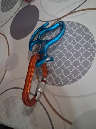 Descensor y Mosquetón Barranquismo