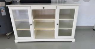Mueble blanco con puertas de cristal