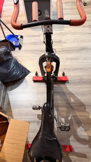 Bicicleta Estática Negra y Roja. No se hace envio