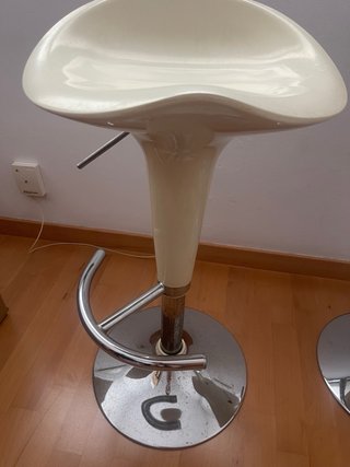 Taburetes de cocina elevables color crema