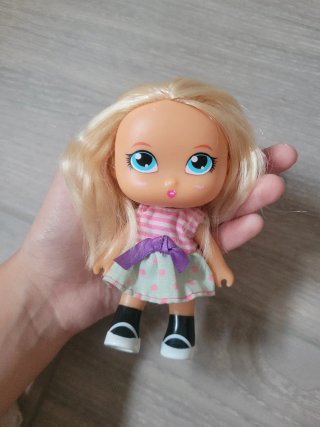 Lote 2 Mini Muñecas Famosa Ojos Grandes