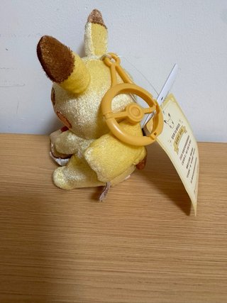Peluche Pikachu 30th Anniversary con Poké Ball
