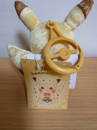 Peluche Pikachu 30th Anniversary con Poké Ball