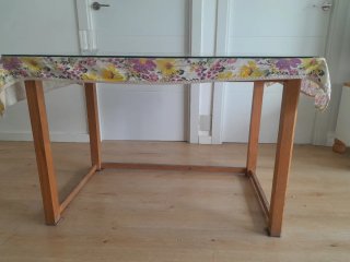 Mesa de cristal con mantel floral
