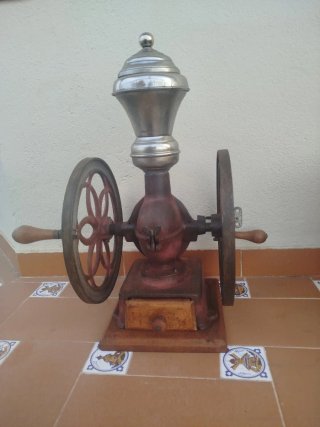 Molinillo de café antiguo