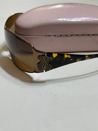 Gafas de sol mujer marrones, funda color rosa.