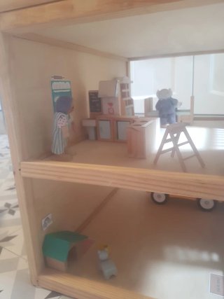 Casa de muñecas de madera