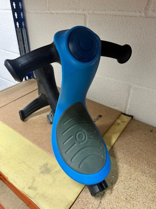 Asiento Globber con reposapiés