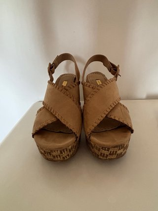 Sandalias de cuña beige y marrón de Corina