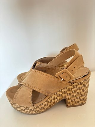 Sandalias de cuña beige y marrón de Corina