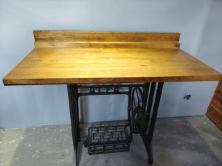 Mesa de Máquina de Coser Antigua