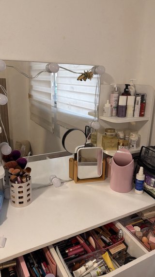 Tocador blanco y rosa con espejo