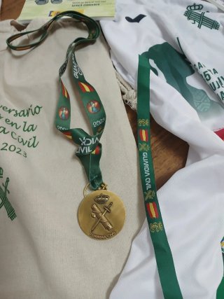 Lote Camiseta, Bolsa, Medalla libro pins y Más