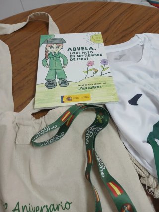 Lote Camiseta, Bolsa, Medalla libro pins y Más