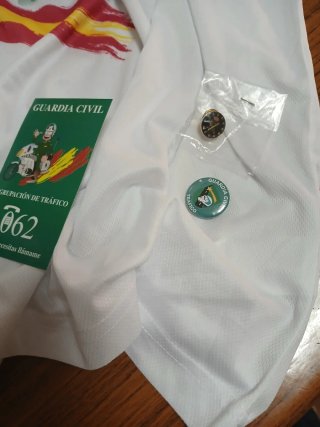 Lote Camiseta, Bolsa, Medalla libro pins y Más