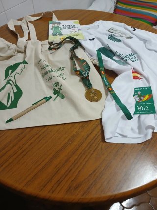 Lote Camiseta, Bolsa, Medalla libro pins y Más