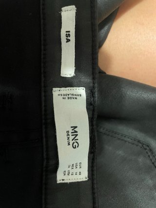 Pantalones de cuero negro Mango