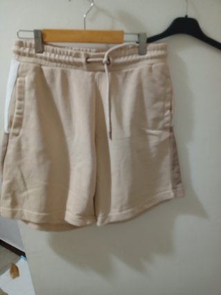 Pantalones cortos beige y blanco
