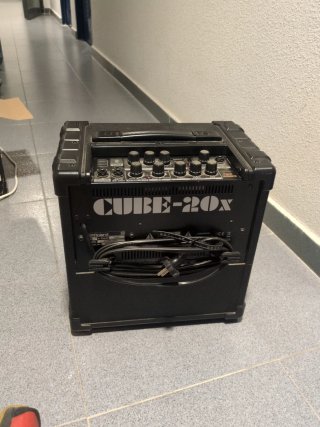 Amplificador de guitarra eléctrica Roland Cube 20x