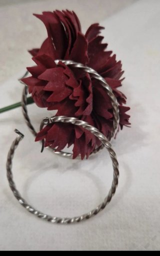 Pendientes plateados con diseño retorcido
