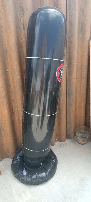 Saco de boxeo hinchable negro