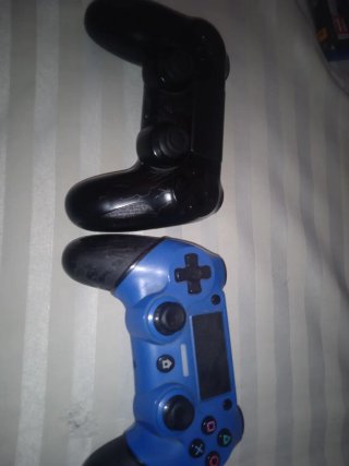 PS4 (PlayStation 4) Negra + 2 Mandos + 4 Juegos
