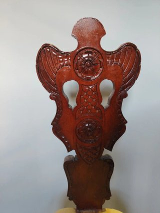 Silla antigua de madera tallada
