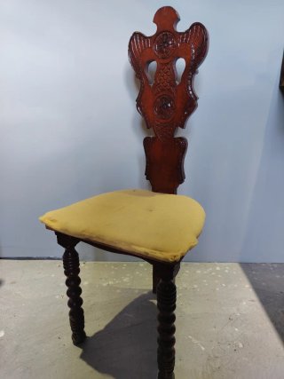 Silla antigua de madera tallada