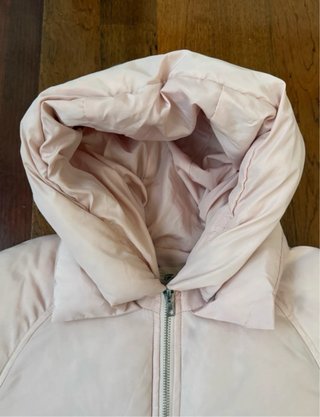 Abrigo rosa claro con capucha