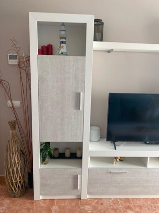 Mueble TV gris y blanco con cristal, y mesas