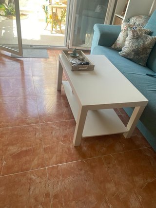 Mueble TV gris y blanco con cristal, y mesas