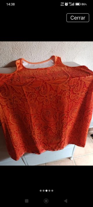 Vestido naranja simulando encaje en la tela.