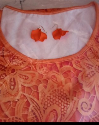 Vestido naranja simulando encaje en la tela.