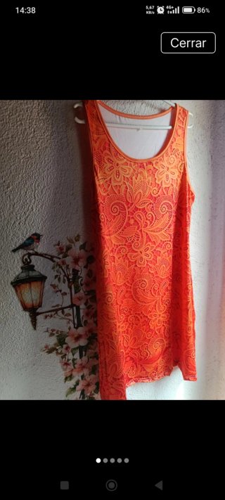 Vestido naranja simulando encaje en la tela.