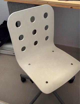 Silla de escritorio blanca con ruedas