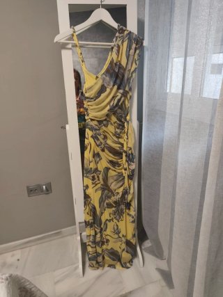 Vestido asimétrico amarillo floral