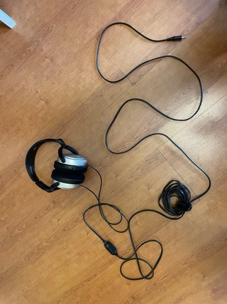 Cascos de música plateados y negros