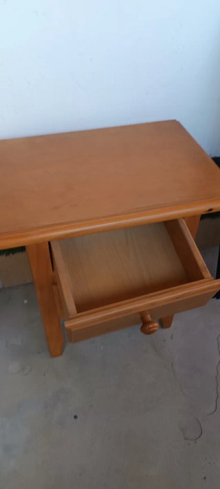 Mesita de noche de madera